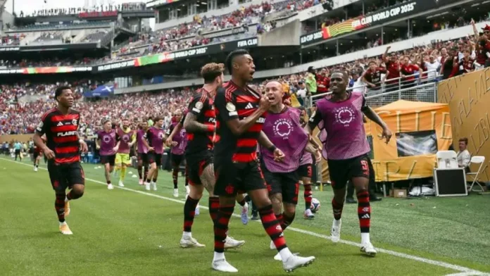 Bruno Henrique e jogadores comemoram gol do Flamengo contra mo Chelsea