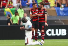 Danilo e Léo Pereira comemoram, enquanto Caicedo reza, após vitória do Flamengo sobre o Chelsea