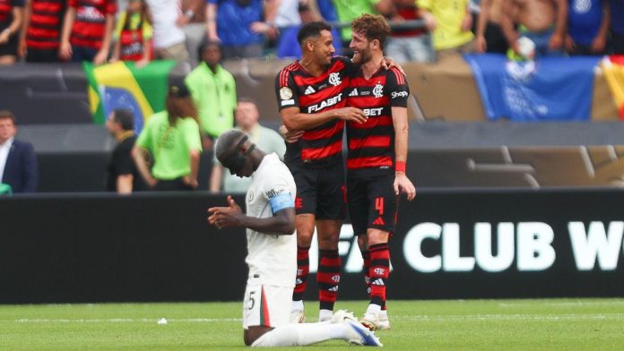 Danilo e Léo Pereira comemoram, enquanto Caicedo reza, após vitória do Flamengo sobre o Chelsea