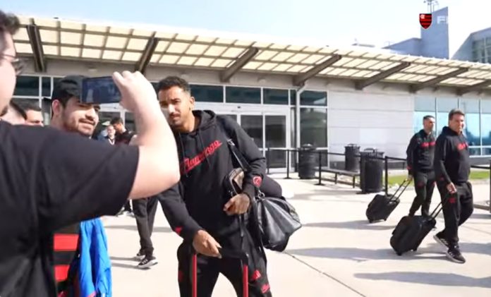 Danilo e jogadores no desembarque nos EUA