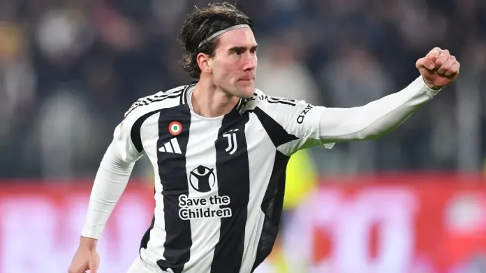 Dušan Vlahović em campo pela Juventus