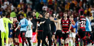 Filipe Luís e jogadores na vitória do Flamengo sobre o Espérance