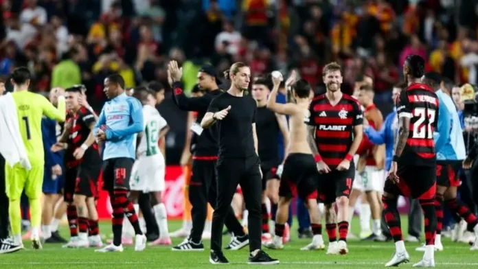 Filipe Luís e jogadores na vitória do Flamengo sobre o Espérance