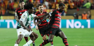 Gerson, Arrascaeta e Pulgar em campo pelo Flamengo contra o Espérance