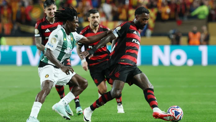 Gerson, Arrascaeta e Pulgar em campo pelo Flamengo contra o Espérance