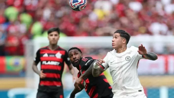 Gerson disputa a jogada com Enzo Fernández na vitória do Flamengo sobre o Chelsea