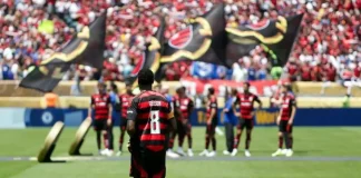Jogadores do Flamengo entrando em campo para o jogo contra o Chelsea