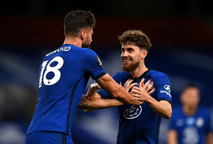 Giroud e Jorginho em campo pelo Chelsea