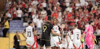 O atacante francês Giroud e a jovem promessa Rubro-Negra, autor do gol do Flamengo, Wallace Yan