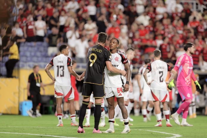 O atacante francês Giroud e a jovem promessa Rubro-Negra, autor do gol do Flamengo, Wallace Yan