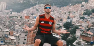Gonçalo Inácio zagueiro do Sporting posa com o Manto Sagrado na Rocinha
