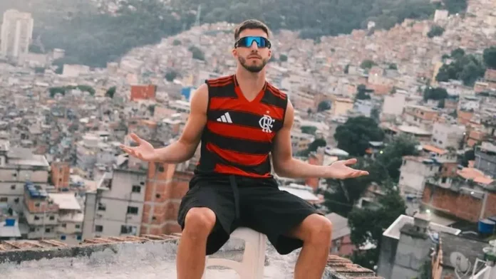 Gonçalo Inácio zagueiro do Sporting posa com o Manto Sagrado na Rocinha
