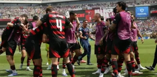 Jogadores comemoram o gol da virada do Flamengo sobre o Chelsea