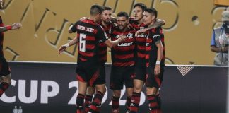 Jogadores comemoram 1º gol do Flamengo contra o Espérance
