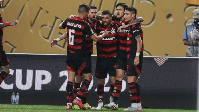 Jogadores comemoram 1º gol do Flamengo contra o Espérance