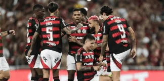 Jogadores comemoram gol do Flamengo na goleada sobre o Fortaleza no Maracanã