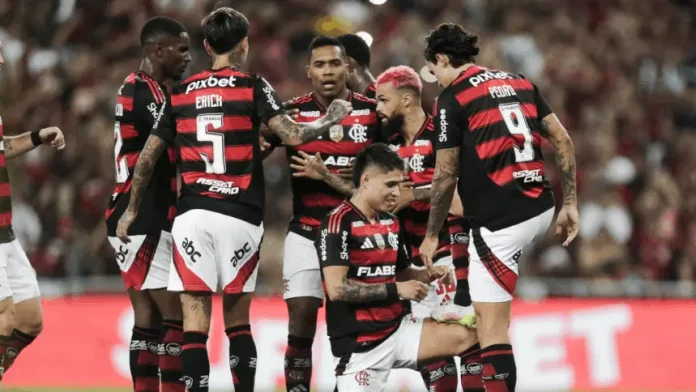 Jogadores comemoram gol do Flamengo na goleada sobre o Fortaleza no Maracanã
