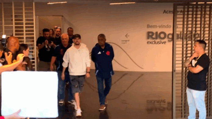 Jorginho desembarca no Rio de Janeiro para assinar com o Flamengo
