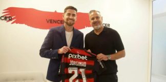 Jorginho posa com o Manto Sagrado do Flamengo Nº21, ao lado de Jose Boto