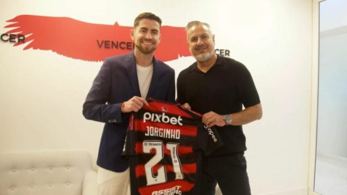 Jorginho posa com o Manto Sagrado do Flamengo Nº21, ao lado de Jose Boto