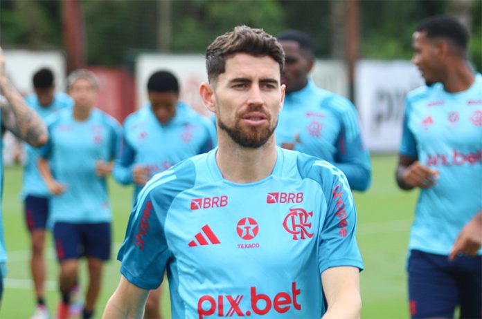 Jorginho em treino do Flamengo no Ninho do Urubu
