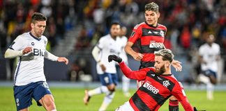 Léo Pereira e Ayrton Lucas em campo pelo Flamengo contra o Al-Hilal