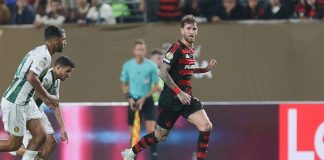 Léo Pereira em campo pelo Flamengo contra o Espérance
