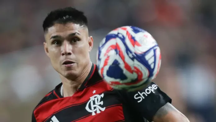 Luiz Araújo em campo pelo Flamengo contra o Espérance