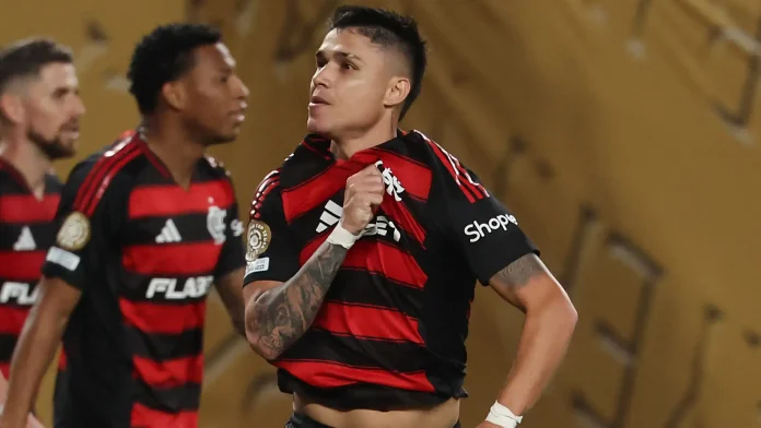Luiz Araújo comemora o 2º gol do Flamengo na vitória sobre o Espérance