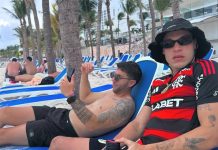 Manuel Ugarte curtindo as férias com o Manto Sagrado do Flamengo