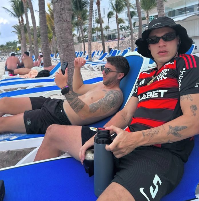 Manuel Ugarte curtindo as férias com o Manto Sagrado do Flamengo