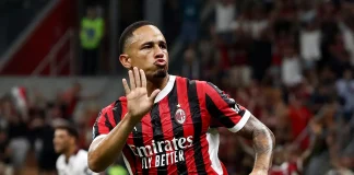 Noah Okafor em campo pelo Milan