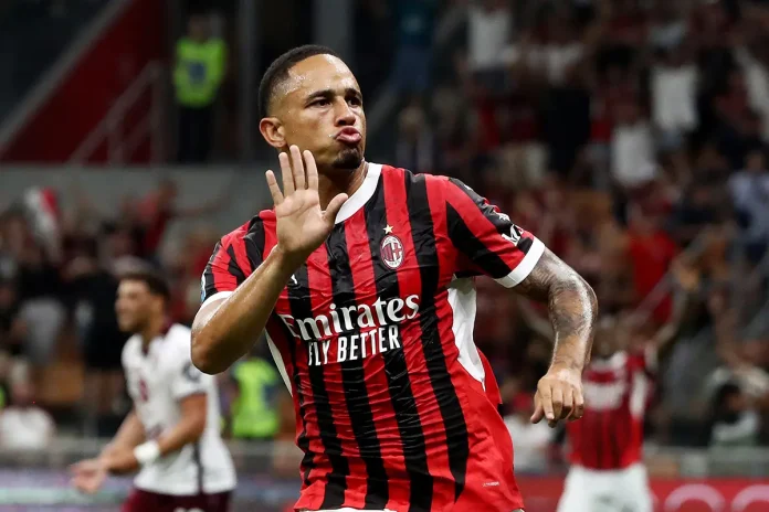Noah Okafor em campo pelo Milan