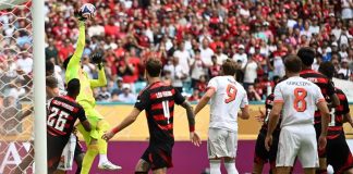 Rossi e jogadores em campo na derrota do Flamengo contra o Bayern de Munique
