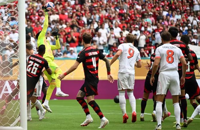 Rossi-Flamengo-2-4-Bayern-Munique-29025 Rossi e jogadores em campo na derrota do Flamengo contra o Bayern de Munique