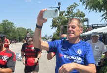 Torcedor do Chelsea filmando a Nação Rubro-Negra