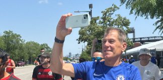 Torcedor do Chelsea filmando a Nação Rubro-Negra
