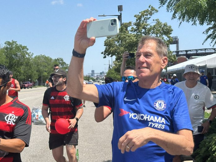 Torcedor do Chelsea filmando a Nação Rubro-Negra