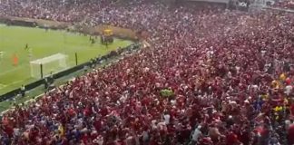 Torcida do Flamengo festeja o gol da virada do sobre o Chelsea