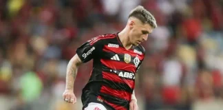 Varela em campo pelo Flamengo contra o Fortaleza