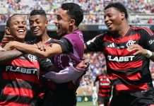 Bruno Henrique, Matheus Gonçalves e Gonzalo Plata comemoram com Wallace Yan o 3º gol do Flamengo na vitória sobre o Chelsea