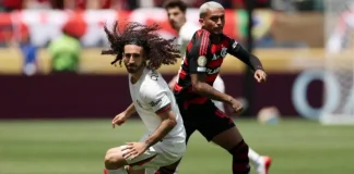 Wesley e Cucurella disputam a jogada na vitória do Flamengo sobre o Chelsea