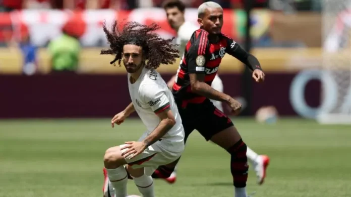 Wesley e Cucurella disputam a jogada na vitória do Flamengo sobre o Chelsea