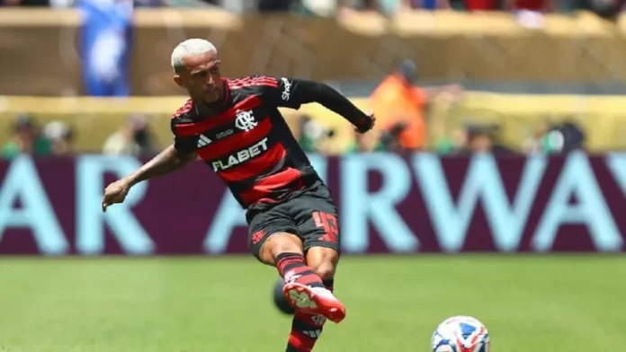 Wesley em campo pelo Flamengo contra o Chelsea
