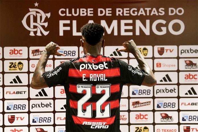 Emerson-Royal-Apresentacao-Flamengo-290725-5 Emerson Royal em sua apresentação no Flamengo - FOTO: Gilvan de Souza/Flamengo