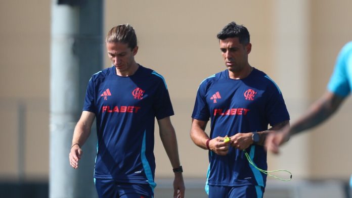 Filipe Luís e o preparador físico Diogo Linhares