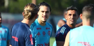 Filipe Luís e Pedro em treino do Flamengo no Ninho do Urubu