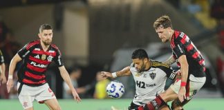 Observado pelo Jorginho, Léo Pereira disputa a jogada com Hulk, na vitória do Flamengo sobre o Atlético-MG