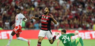 Juninho em campo pelo Flamengo contra o Internacional