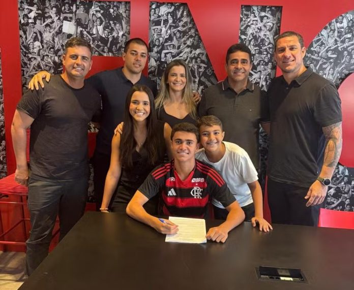 Pedrinho-Assinatura-Contrato-Profissional Pedrinho assina seu primeiro contrato profissional com o Flamengo